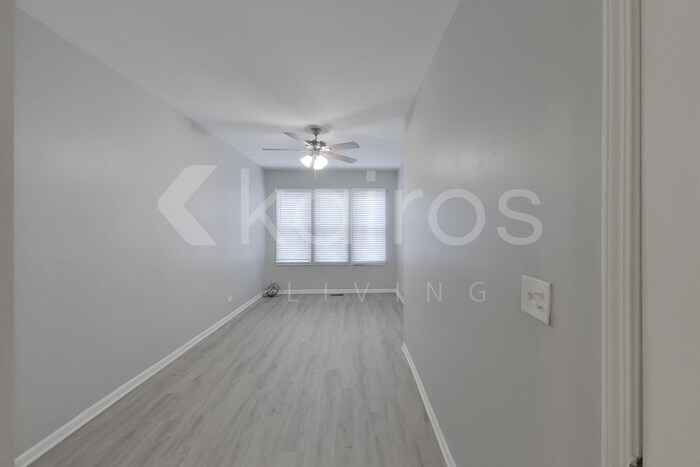 Building Photo - 452 E 88th Pl