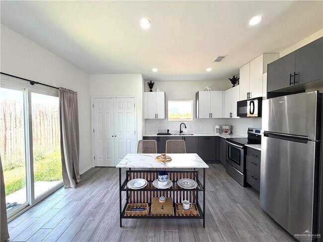 Building Photo - 1521 Karen Dr
