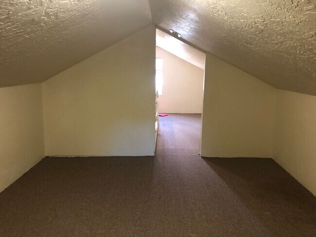 Building Photo - 2 bed/1 bath house in the Historic Washburn District