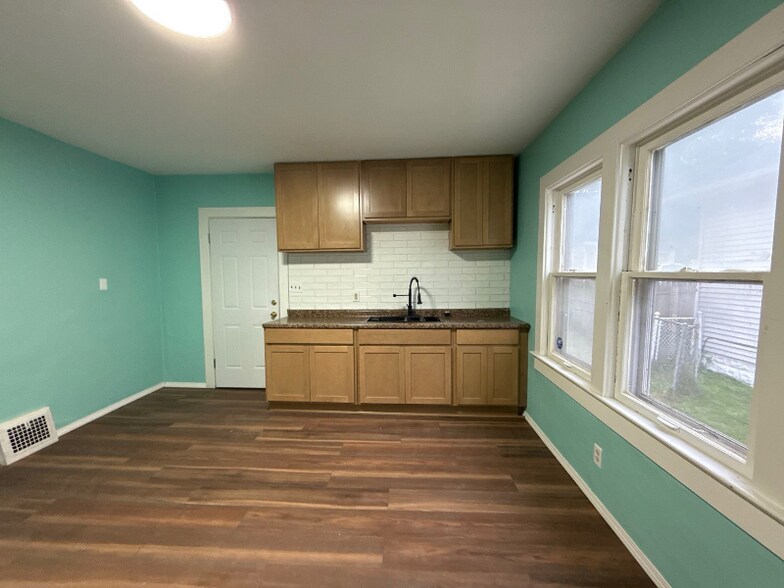 Building Photo - 4111 E 59th St