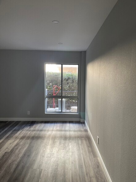 Building Photo - 1127 E Del Mar Blvd
