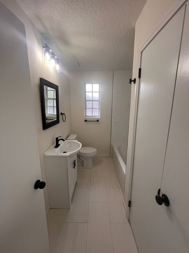 Building Photo - Two Bedroom One Bath Upstairs Apartment In Avondale