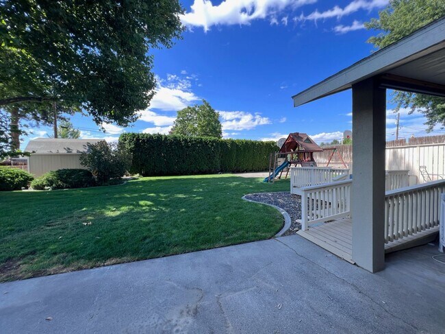 Building Photo - West Pasco Location a Block from the Colum...