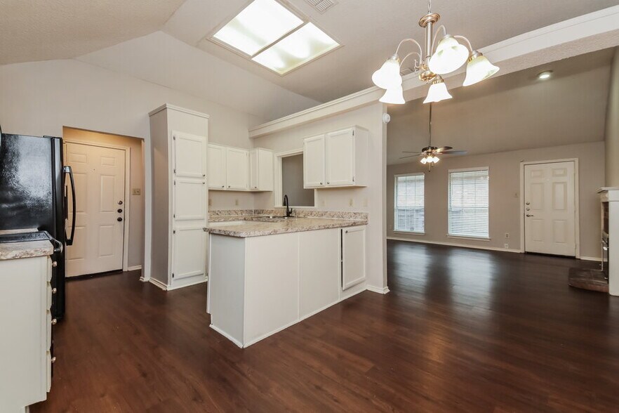Building Photo - 9723 Pinehurst Ln