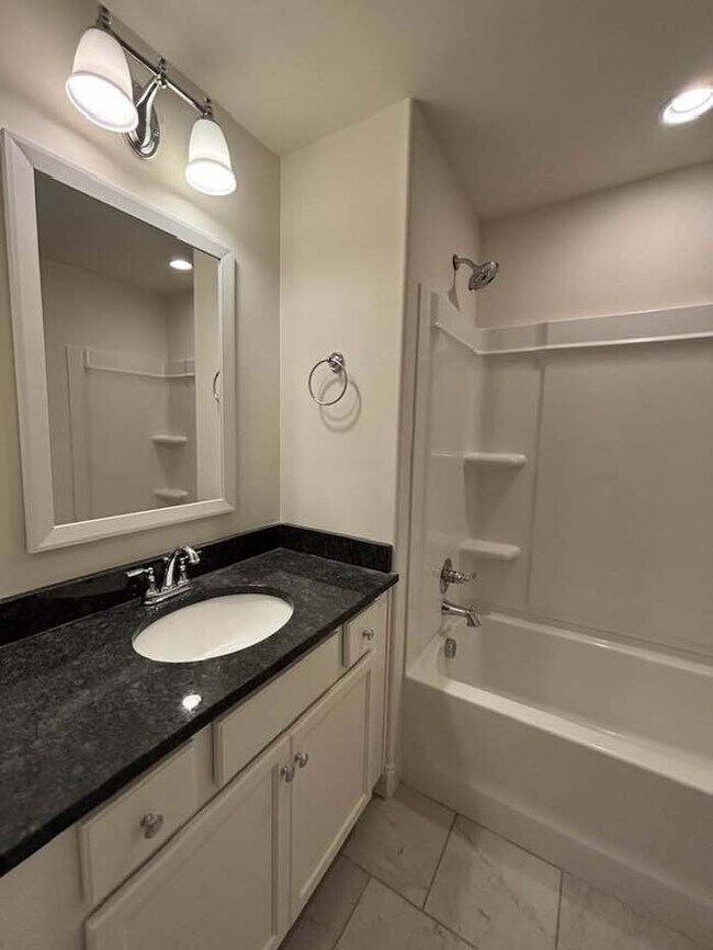 Building Photo - 4 bedroom in gated community w/fenced yard!