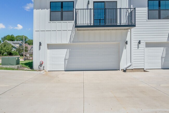 Building Photo - Clear Lake Condos