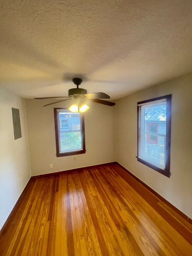 Building Photo - 3 Bed 2 Bath Home w/ Hardwood Floors and L...