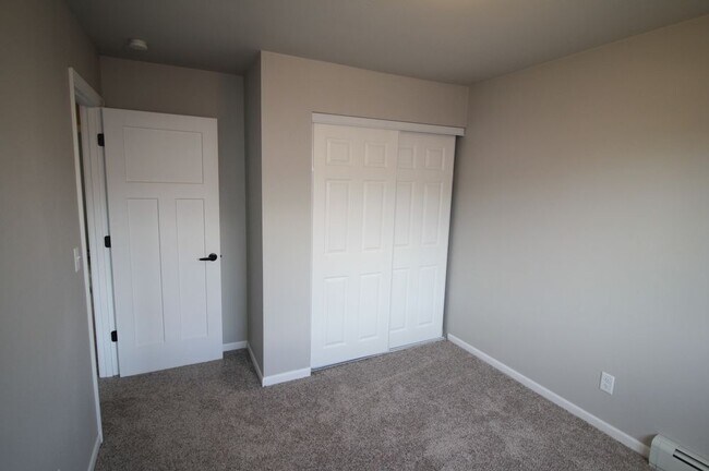 Building Photo - 3 Bedroom Townhouse