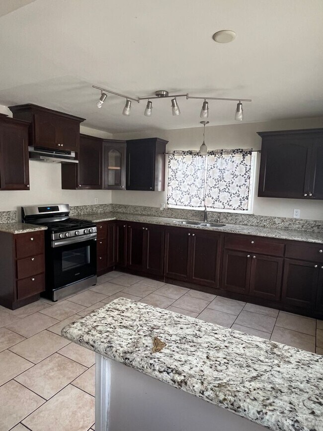 Building Photo - 3-bedrooms 2-bathrooms House for rent in Covina