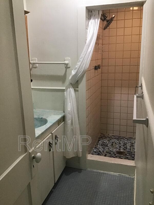 Building Photo - 1019 E Broadway St