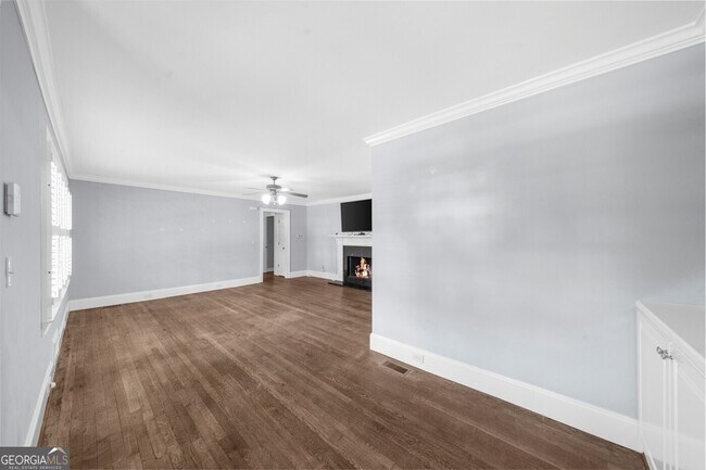 Building Photo - 1911 Fairway Cir NE