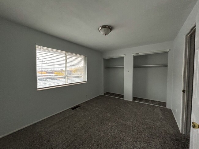 Building Photo - Willow Tree Condo For Rent - Amazing Locat...