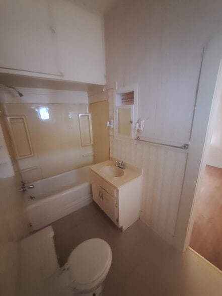 Building Photo - 922 Grand Ave