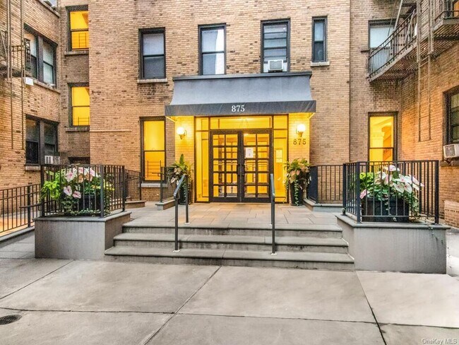 Building Photo - 860 W 181st St