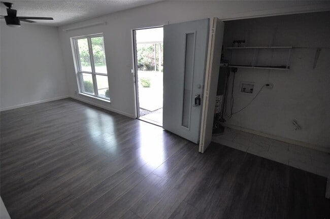 Building Photo - 11301 Oakwood Dr