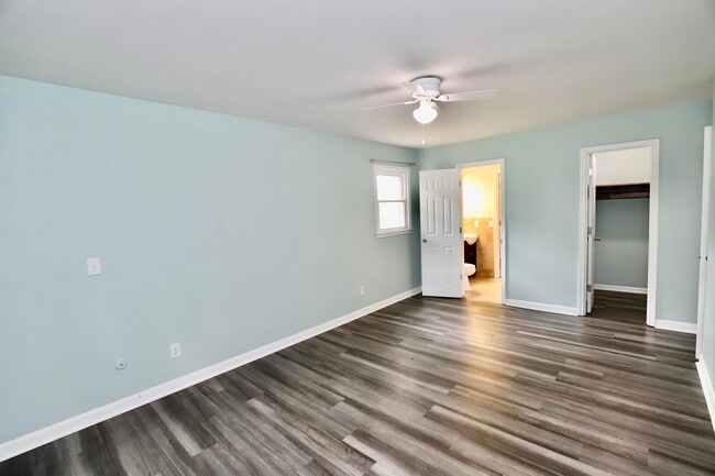 Building Photo - 807 N Guignard Dr