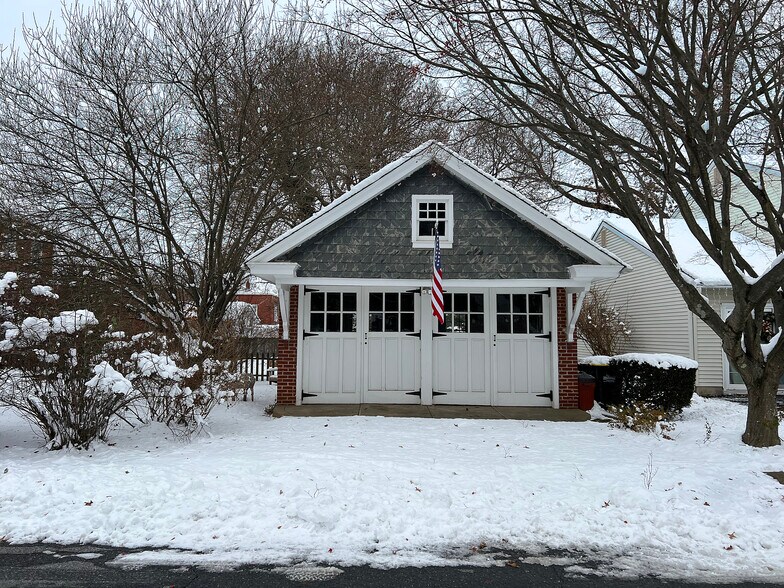 2 Car Garage - 225 S 4th St