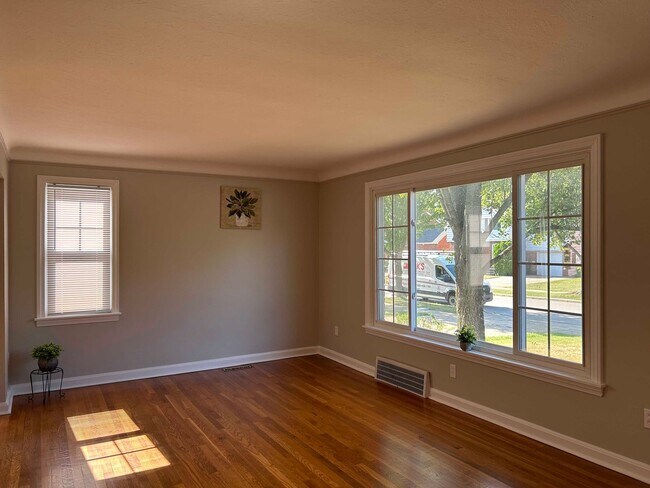 Building Photo - Spacious Colonial For Rent in Lyndhurst