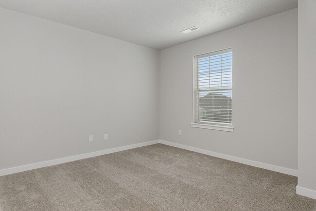 Building Photo - 3 Bed 2.5 Bath + Loft & Office located in the Greyhawk Subdivision