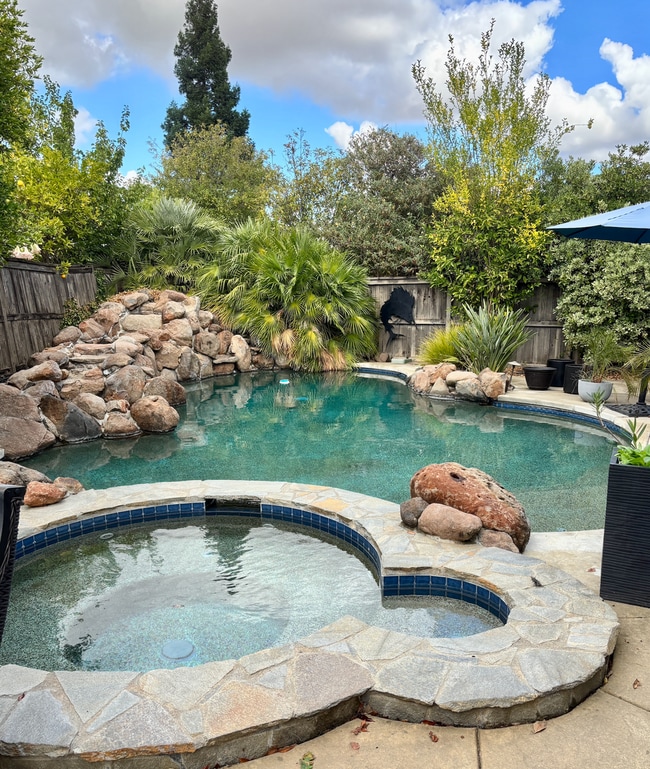 Building Photo - 5/3 (3521 sqft)-Pool, Firepit, Dog Run, Ou...