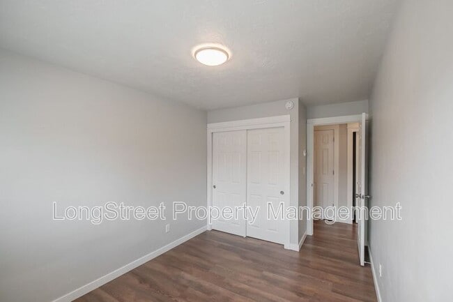 Building Photo - 208 SE 5th Ave