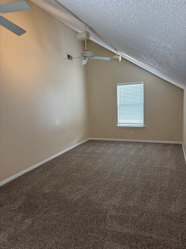 Building Photo - Convenient Northeast location!