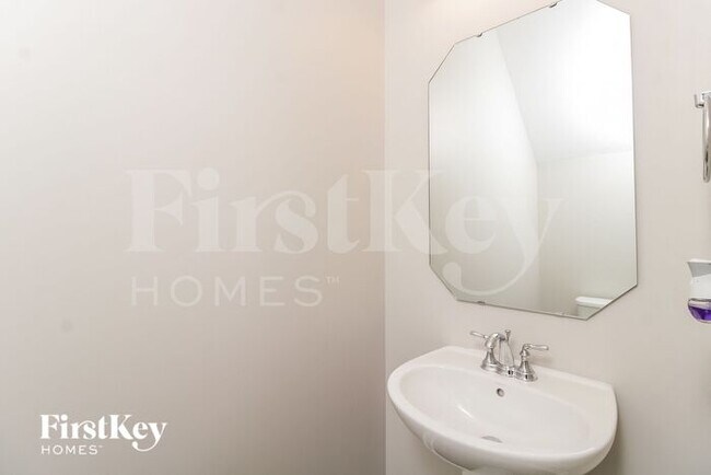 Building Photo - 4715 Romara Dr