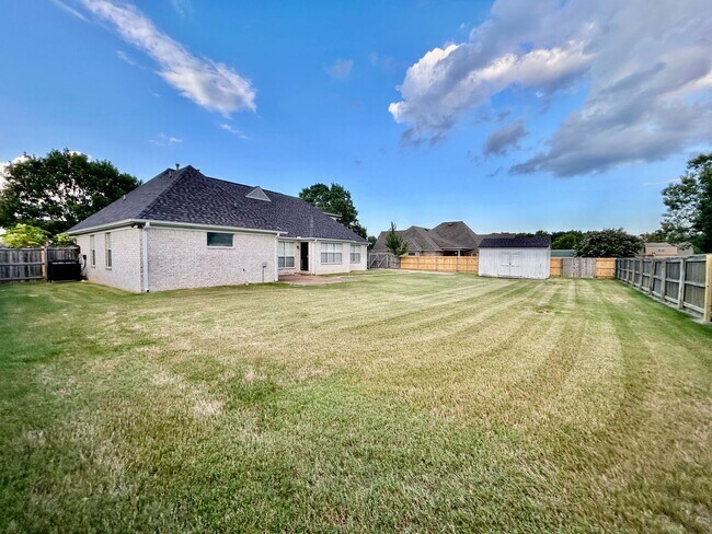 Building Photo - Discover this 4 bedroom 2 bath home for re...