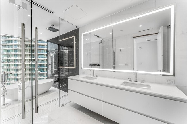 Building Photo - 300 Biscayne Blvd Way