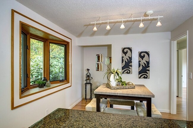 Building Photo - Spacious Redmond 3 BR Home - Close to Parks and Microsoft