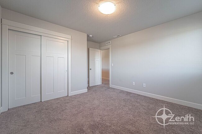 Building Photo - 4837 S 16th Dr