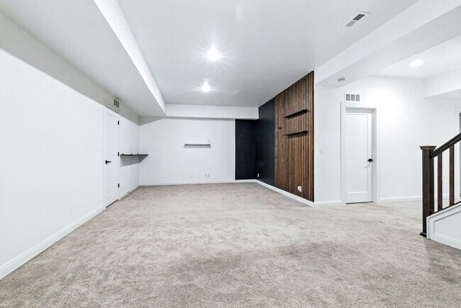 Building Photo - 6619 Mariposa Ct