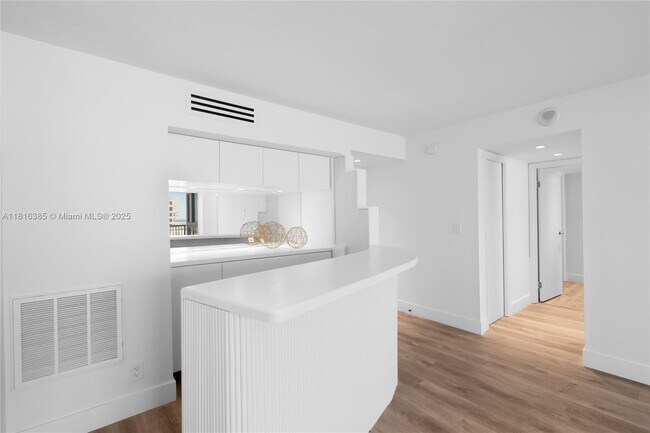 Primary Photo - 2655 Collins Ave