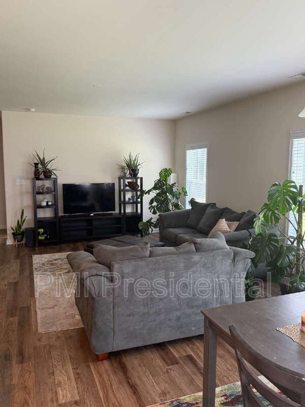 Building Photo - 7044 Hepworth Dr