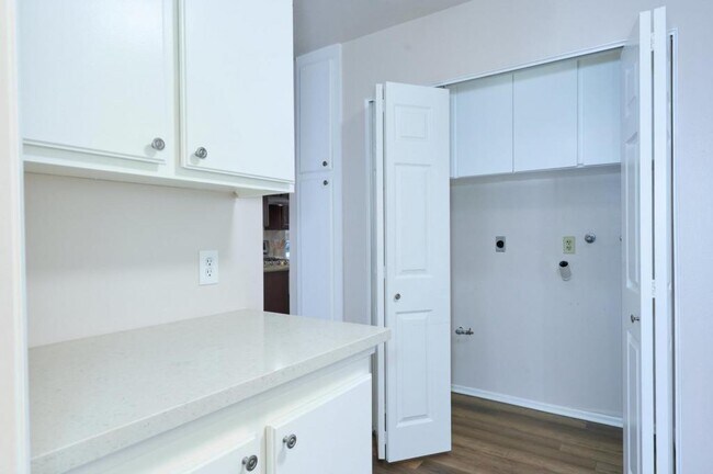 Building Photo - 667 Arroyo Oaks Dr