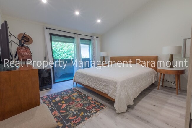 Building Photo - Spectacular 2 Bedroom, 2 Bath Condo with L...