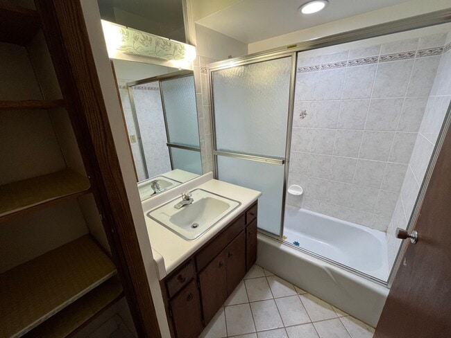 Building Photo - Lakeside 5 Bedroom 3 Bath Home!