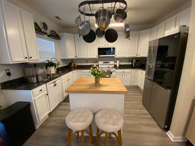 Building Photo - Your dream home is ready to welcome you wi...