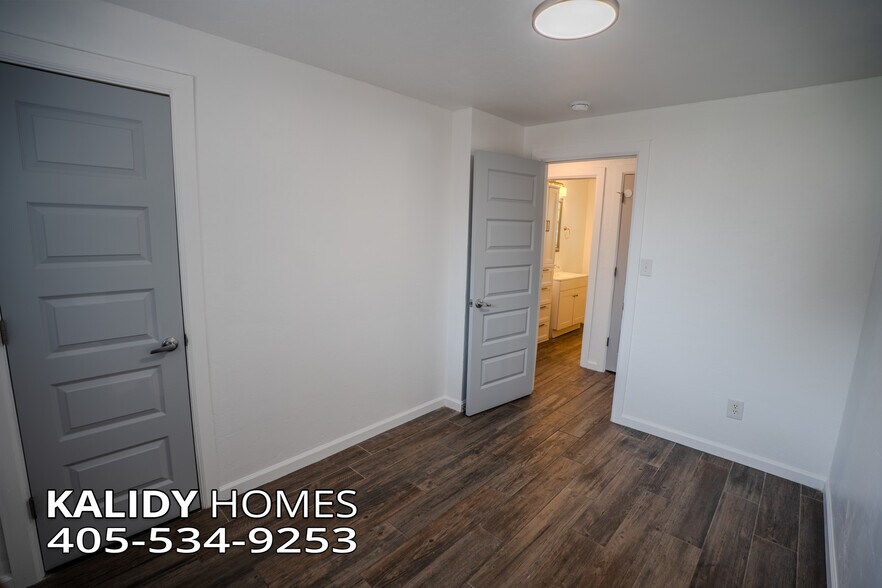 Building Photo - 1233 SW 65th St
