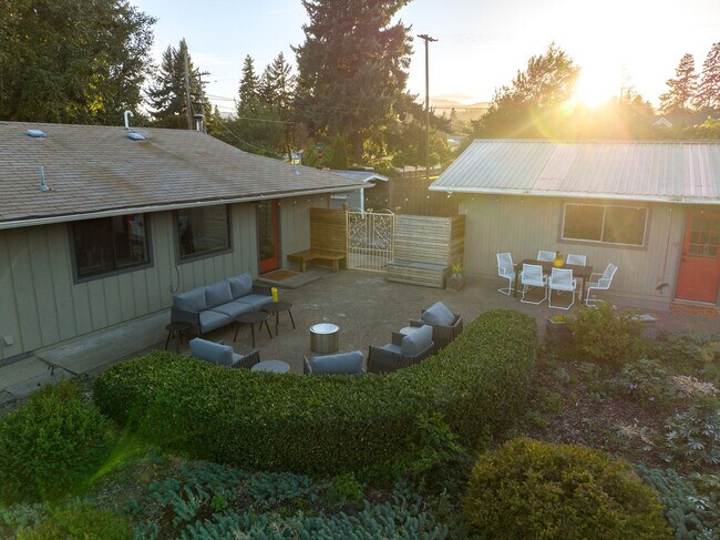 Building Photo - 4264 Belmont Dr