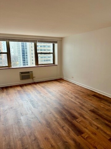 Building Photo - 253 E Delaware Pl
