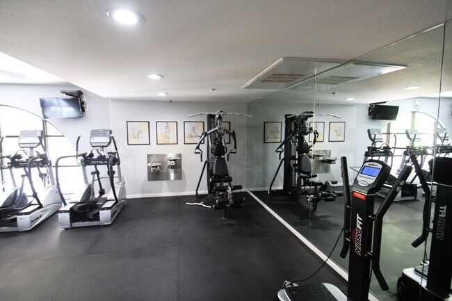 Building Photo - $1000 MOVE IN SPECIAL! Large, Updated 2 BD, 2 BA Downtown Condo - Parking Included!