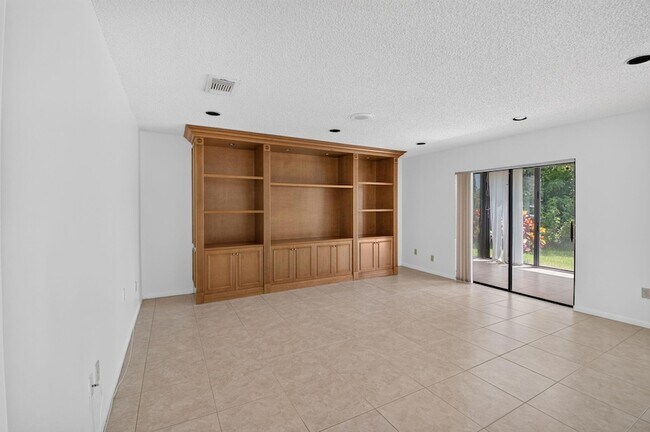 Building Photo - 9264 Vista Del Lago