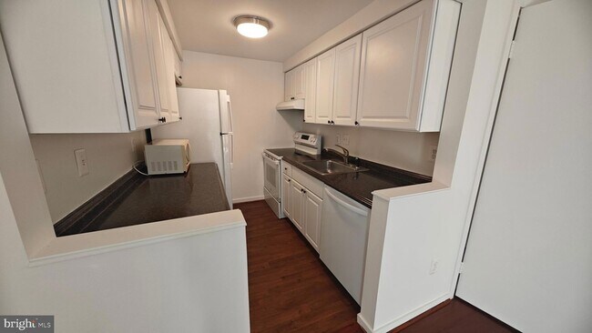 Building Photo - 9813 Hellingly Pl