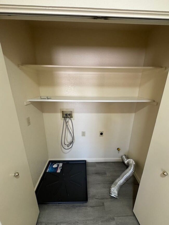 Building Photo - Gorgeous updated gated community unit!
