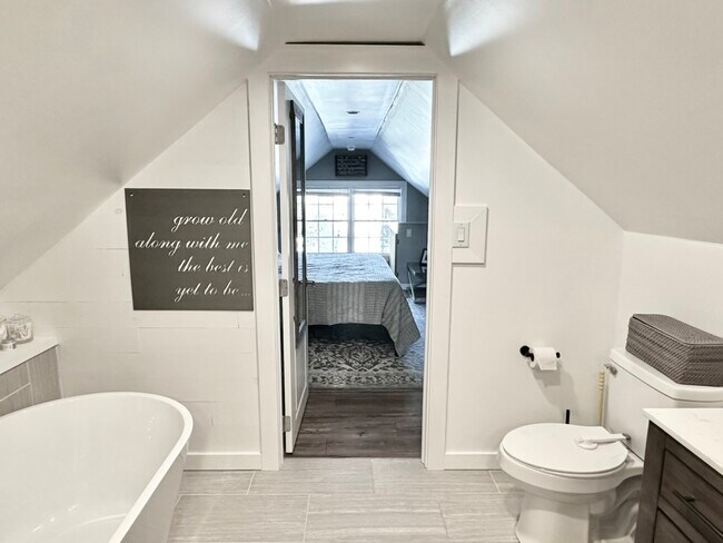 second bath with his and her closets - 135 E Wayne Ter