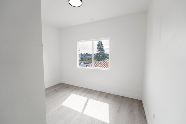 Building Photo - 2860 Webster Ave