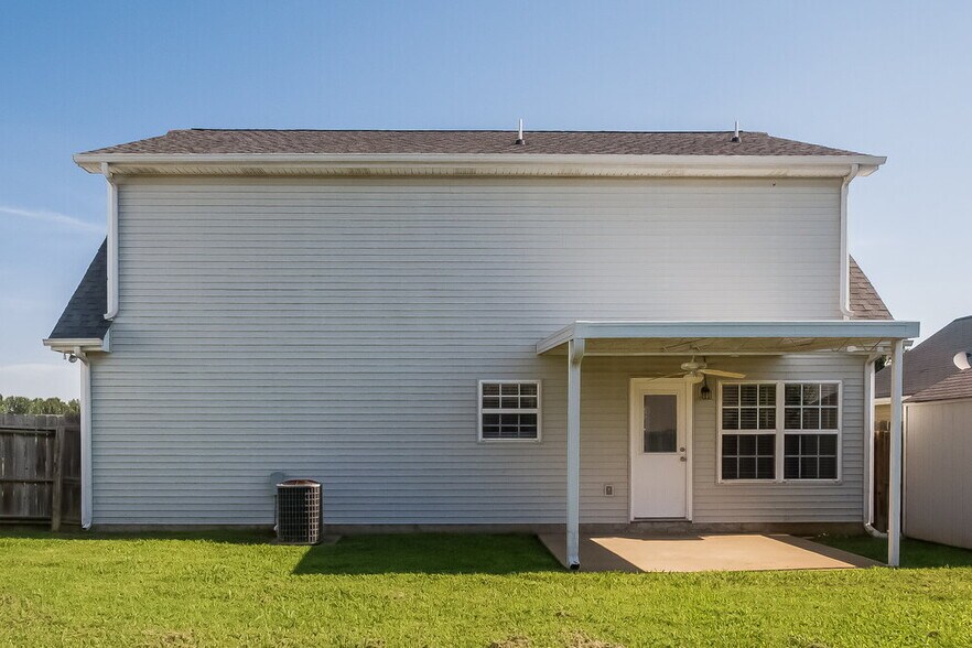 Building Photo - 1611 St Andrews Dr