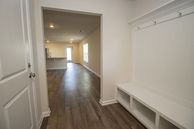 Building Photo - 410 Middlebury Ln