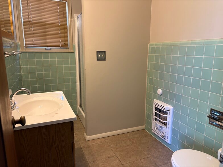 Bathroom 2- standing shower - 1605 Cherokee Pl